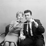 Geteilte Zigarette = doppelte Freude? Dieses Paar hat einen Zigarettenhalter gefunden, dank dem sie gemeinsam inhalieren können.