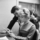 Taktvoll: Dank dieses Zigarettenhalters kann man direkt neben der Kollegin paffen, ohne sie direkt mit dem Qualm zu belästigen.