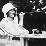 Die altmodische Kopfbekleidung deutet es an: Die goldenen Jahre des Zigarettenhalters liegen lange zurück.