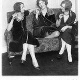 In Mode kamen sie zu Beginn des 20. Jahrhunderts. Es waren Charleston-Tänzerinnen, die diesen Stängel populär machten.