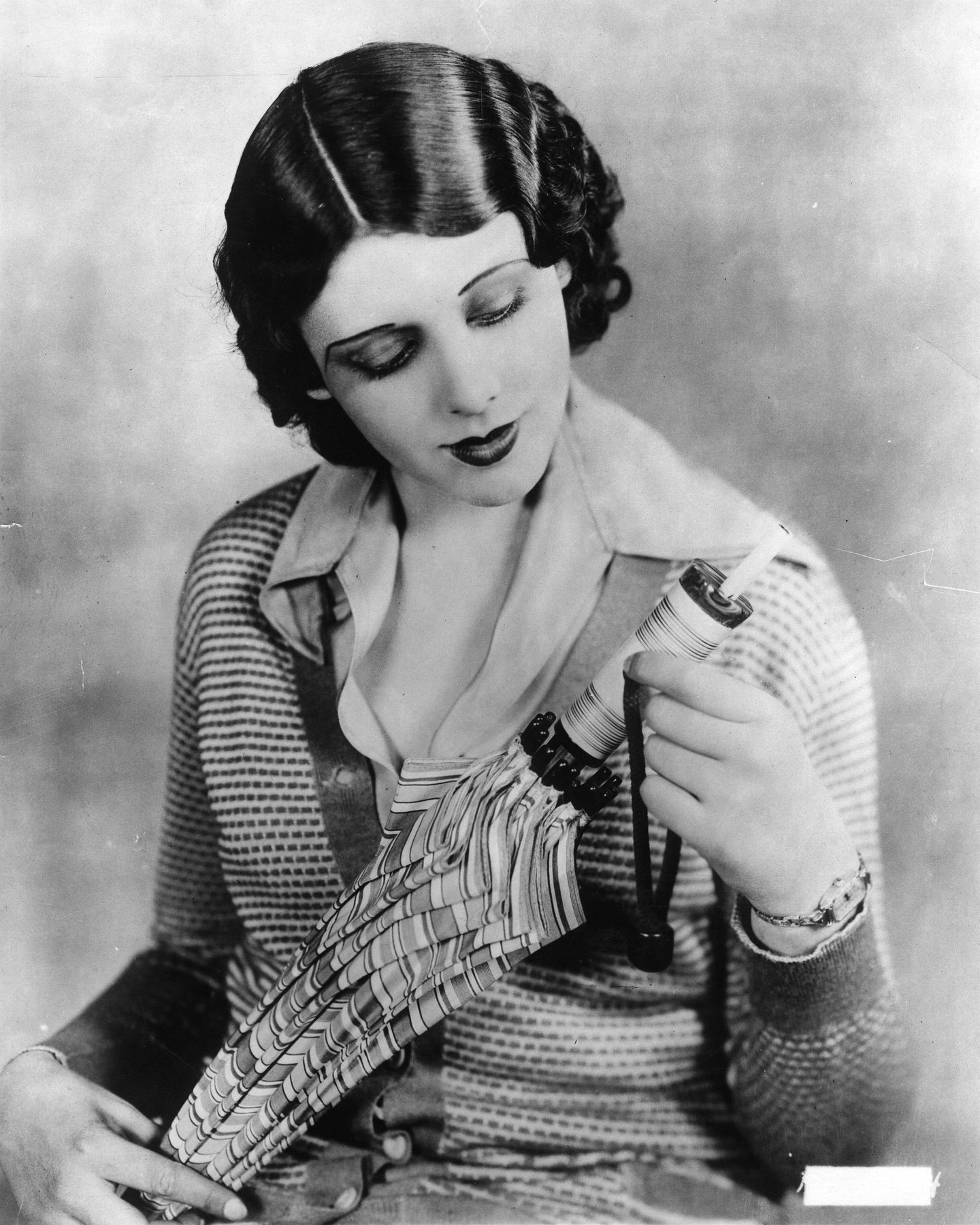 Dieses Teil verbindet die Funktion eines Zigarettenhalters mit der eines Regenschirms. Im Zweifel kann man so im Freien rauchen, und bleibt trotzdem trocken.