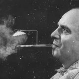 Auch diese Erfindung verhindert, dass der Glimmstenstängel nass wird: Über den Zigarettenhalter wird ein kleines Schirmchen gespannt.