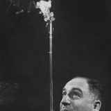 Robert L. Stern, Präsident von Zeus Corp., hat diesen Periskop-Zigarettenhalter selbst entworfen. 