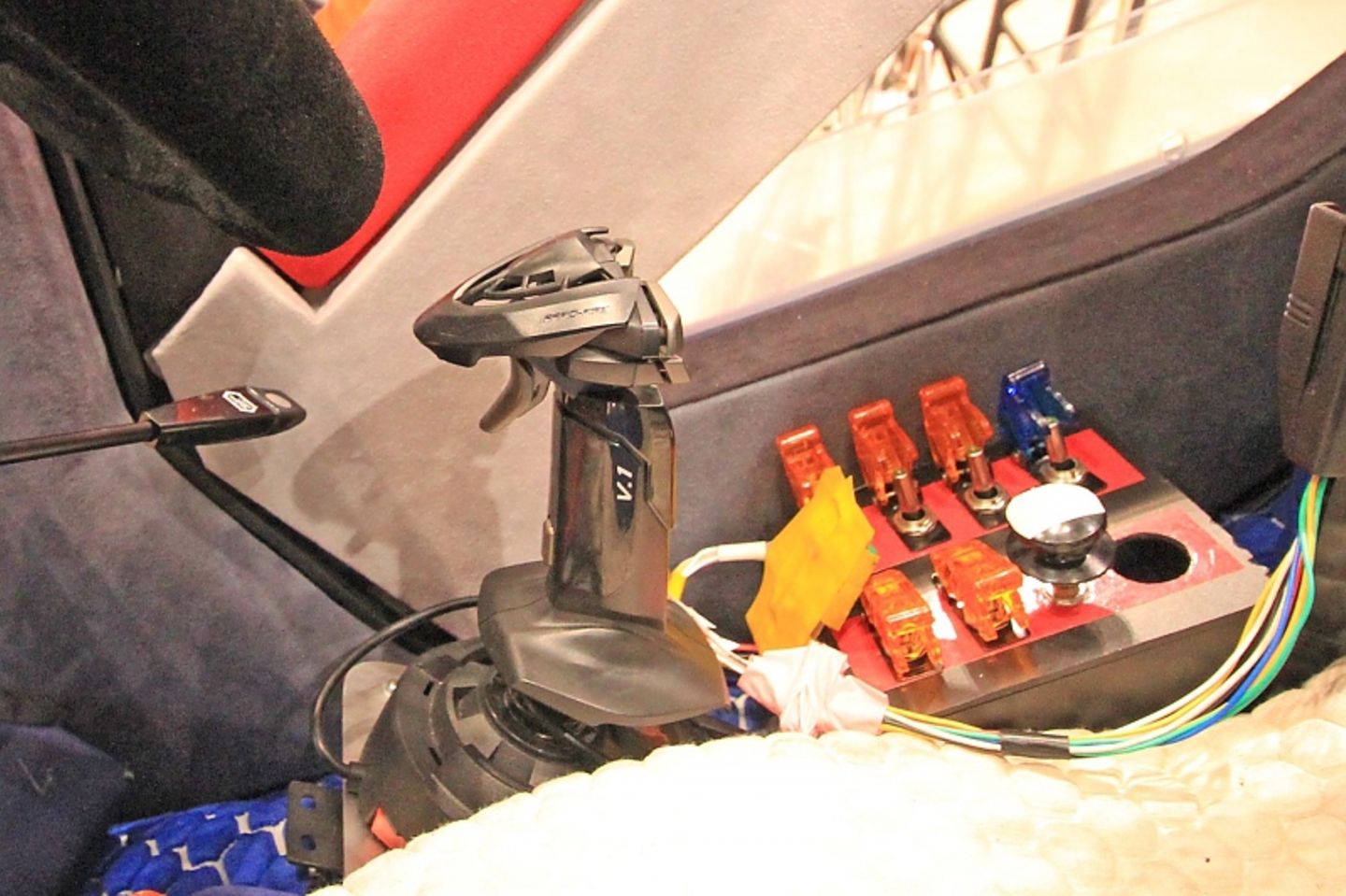 Per Joystick wird im aufrechten Zustand gelenkt.