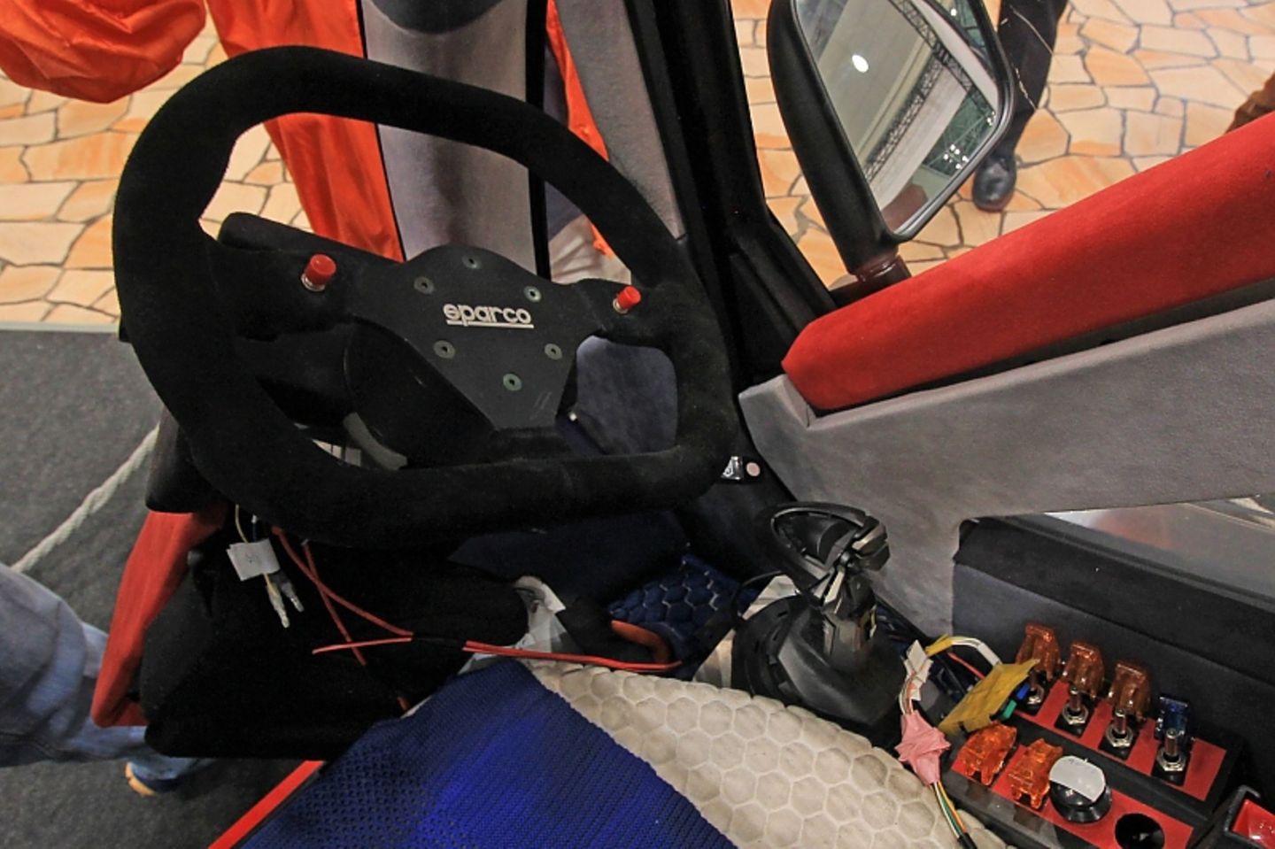 Wenn das Lenkrad abgeknickt wurde, steht der Joystick zur Verfügung.