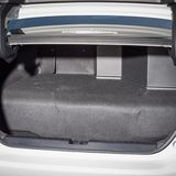 Im Kofferraum schlägt sich der Platzbedarf der Carbon-Tanks nieder