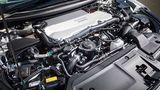 Der Motor und die Brennstoffzelle passen zusammen unter die Motorhaube