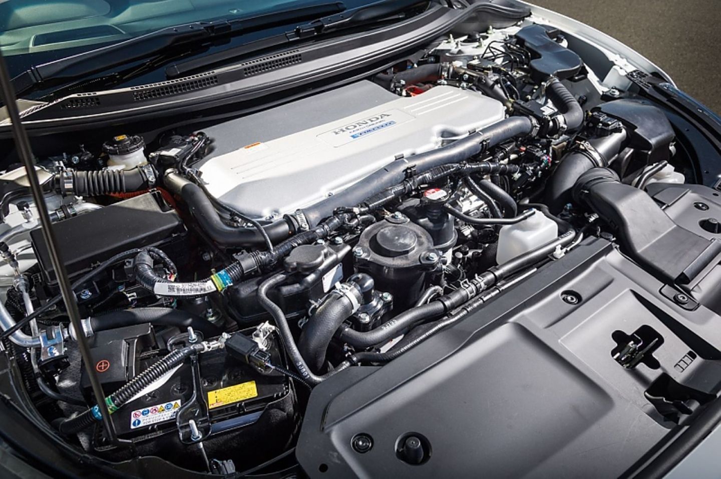 Der Motor und die Brennstoffzelle passen zusammen unter die Motorhaube