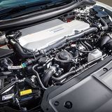 Der Motor und die Brennstoffzelle passen zusammen unter die Motorhaube