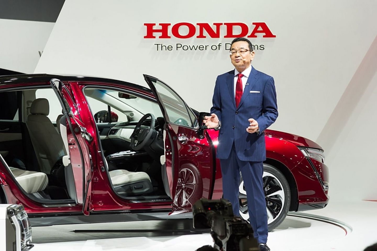 Honda-Chef Takahiro Hachigo stellte den FCV Clarity auf der Tokyo Motoeshow