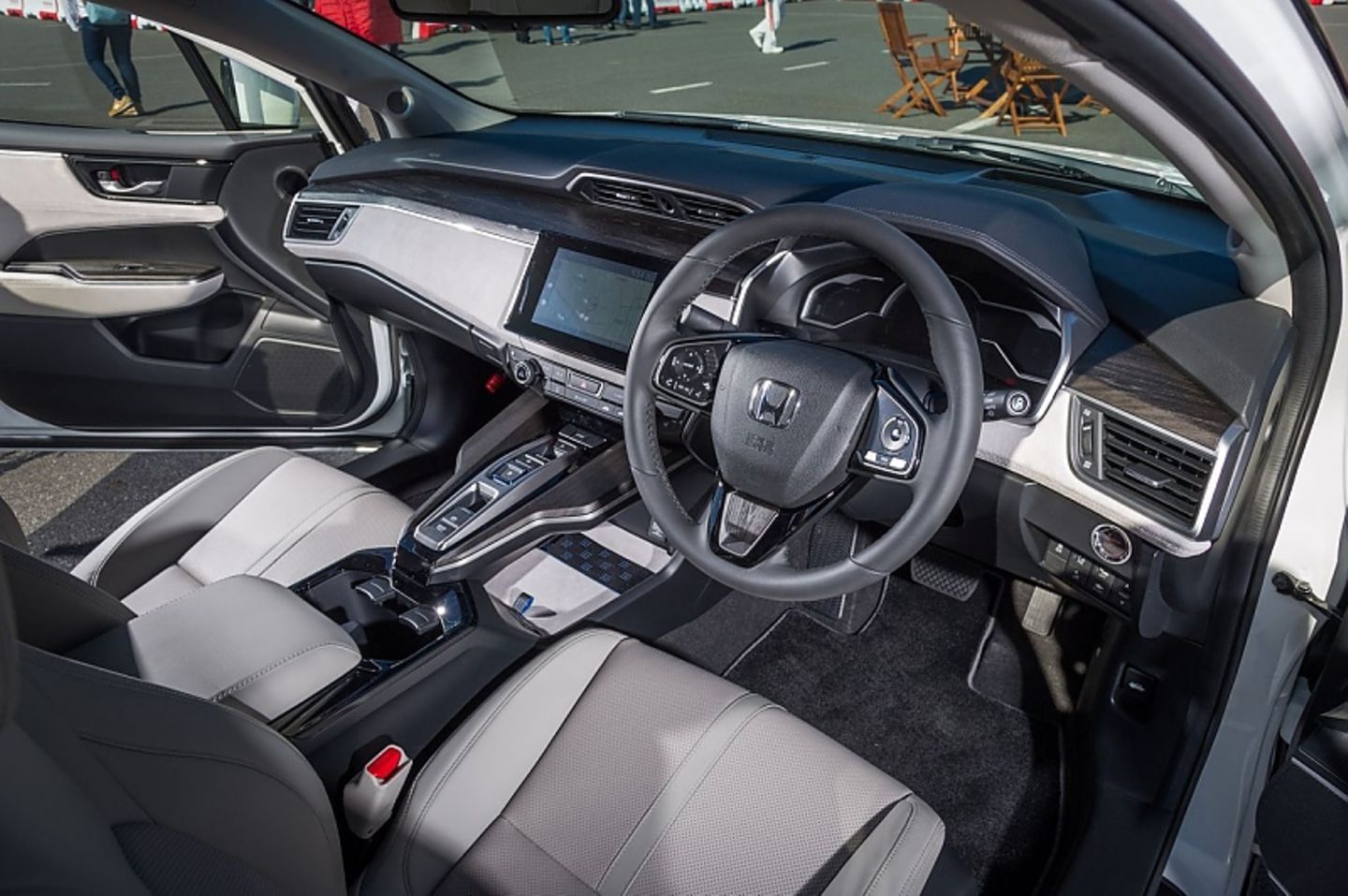 Im Cockpit sind holzähnliche Applikationen vorhanden