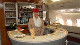 Stewardess in der Bordbar im Heck