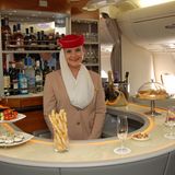 Stewardess in der Bordbar im Heck
