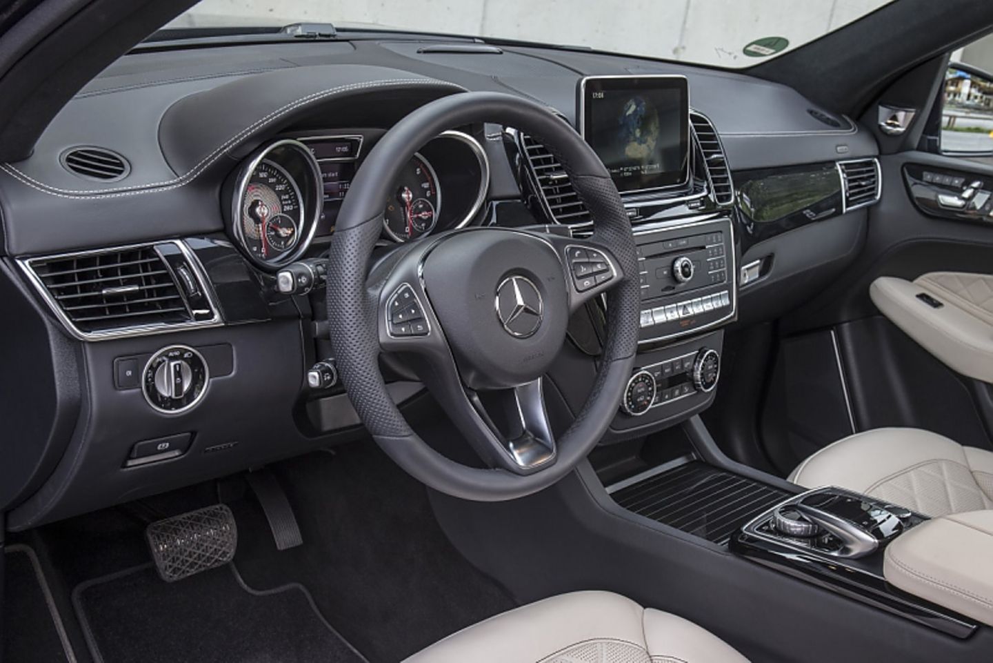 Das Cockpit des Mercedes GLE 400 4matic