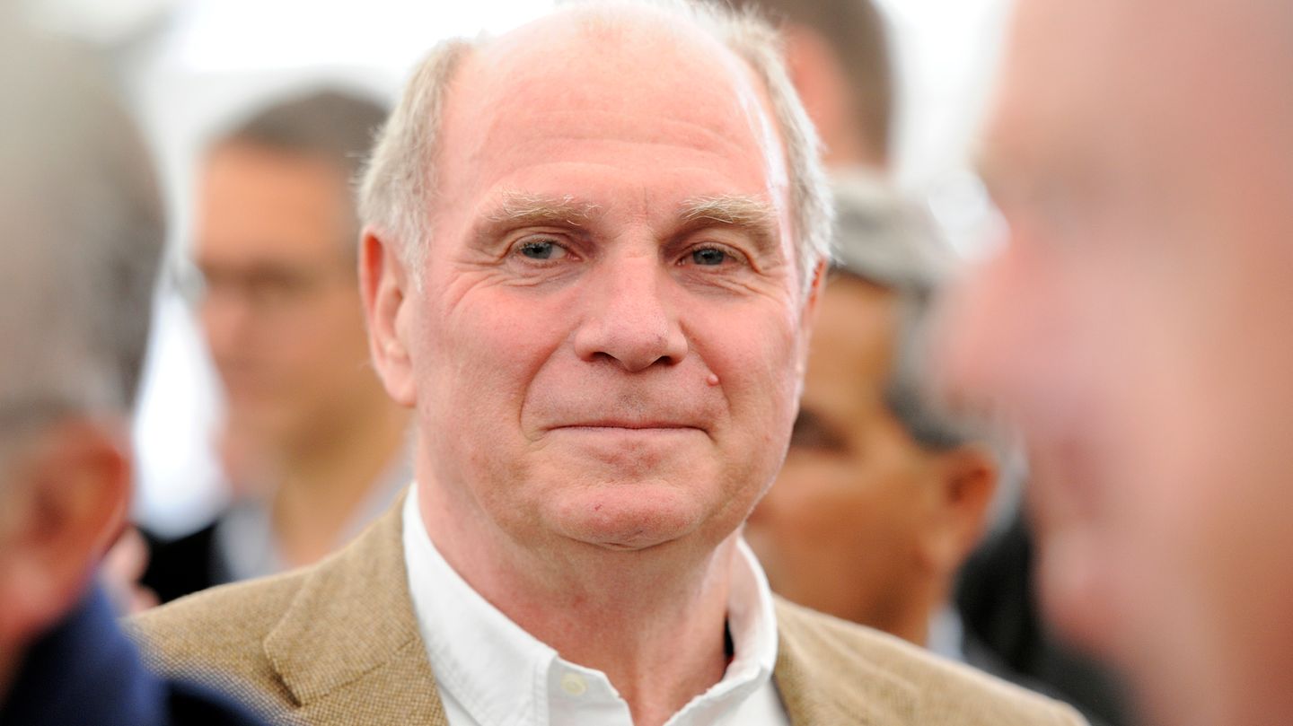 Uli Hoeneß im Oktober 2015 auf dem neuen Sportgelände an der Ingolstaedter Strasse in Froettmaning (München).