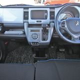 Das Cockpit des Suzuki Hustler.