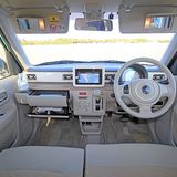 Das Cockpit des Suzuki Lapin.