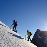 Zwei Bergsteiger mit Eispickel im Aufstieg