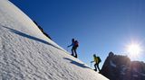 Zwei Bergsteiger mit Eispickel im Aufstieg