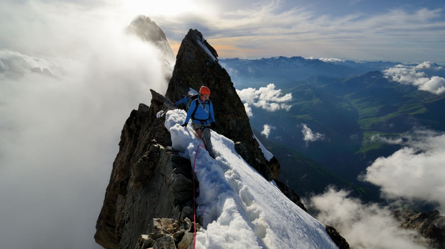 Nahaufnahme mit Alpinist am Grat Nahaufnahme mit Alpinist am Grat