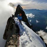 Nahaufnahme mit Alpinist am Grat
