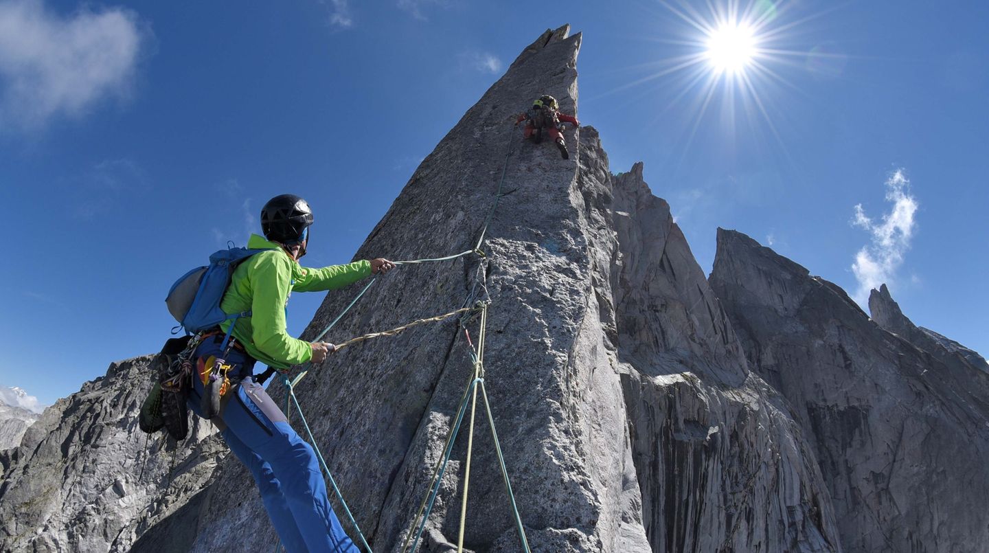 Himmelwärts an der Felskante Himmelwärts an der Felskante