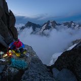 Kochen im Dämmerlicht auf einem Felsvorsprung