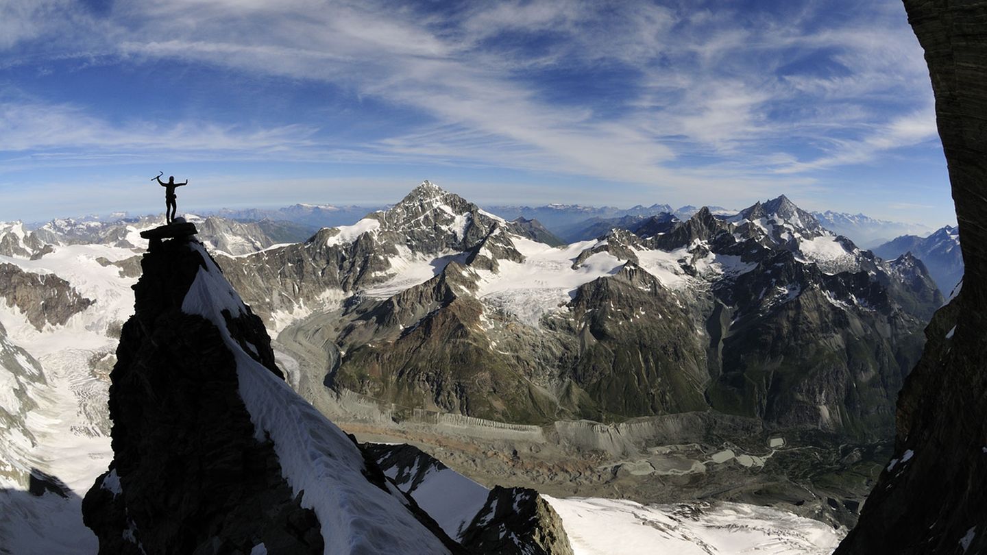 Kletterin auf Felszacken