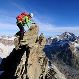 Auf Felszacken kletternd