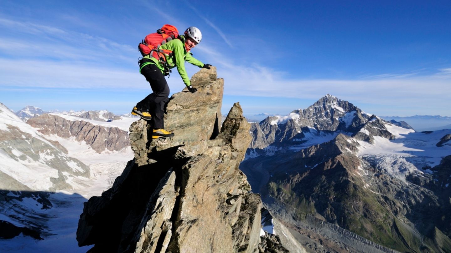 Auf Felszacken kletternd