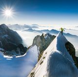 Kletter auf Schneewächte im Gegenlicht