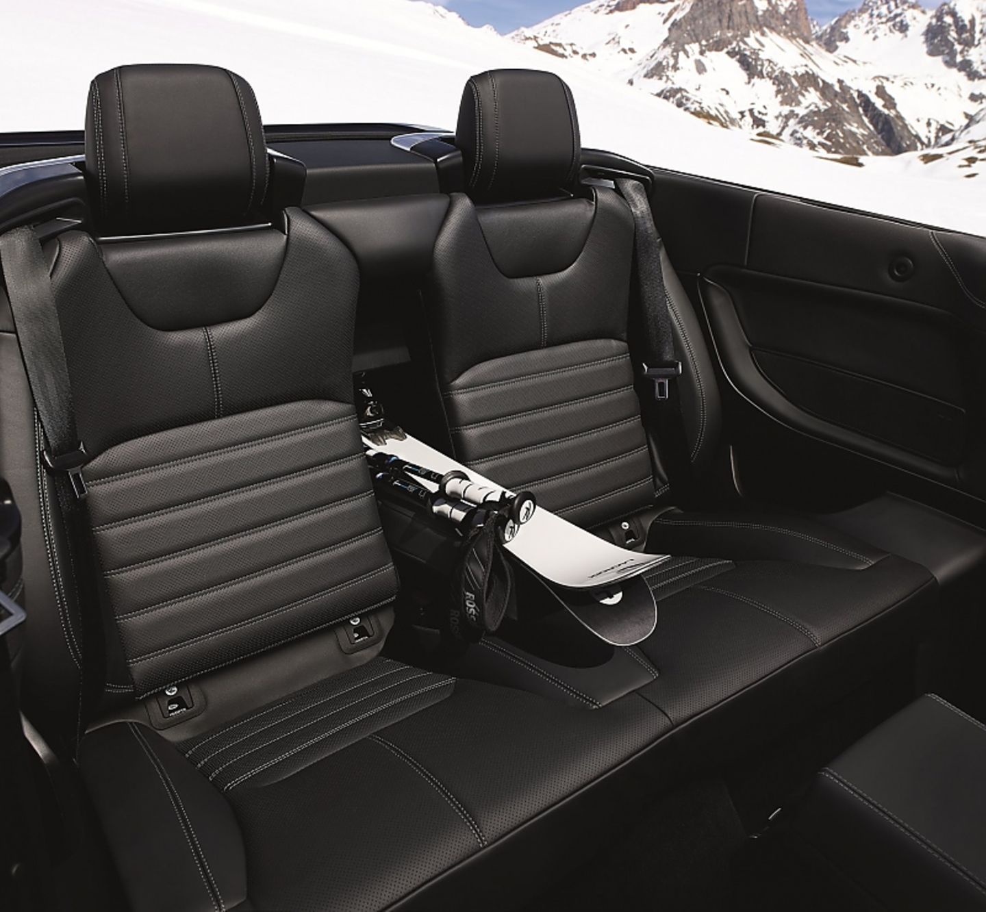 Range Rover Evoque Cabrio - der Laderaum schluckt nur 251 Liter. Da hilft die Skidurchreiche