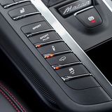 Porsche-bekannt: Die Bedienelemente in der ansteigenden Mittelkonsole