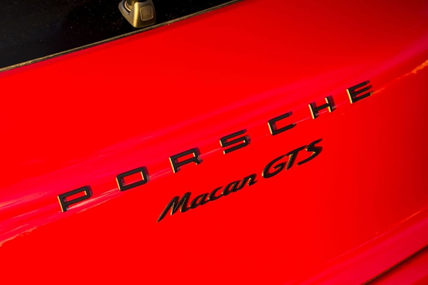 Der geschwungene Schriftzug signalisiert Kurvenfreude