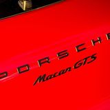 Der geschwungene Schriftzug signalisiert Kurvenfreude