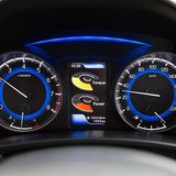 Anzeigen, die kein Mensch braucht zwischen Tacho und Drehzahlmesser.