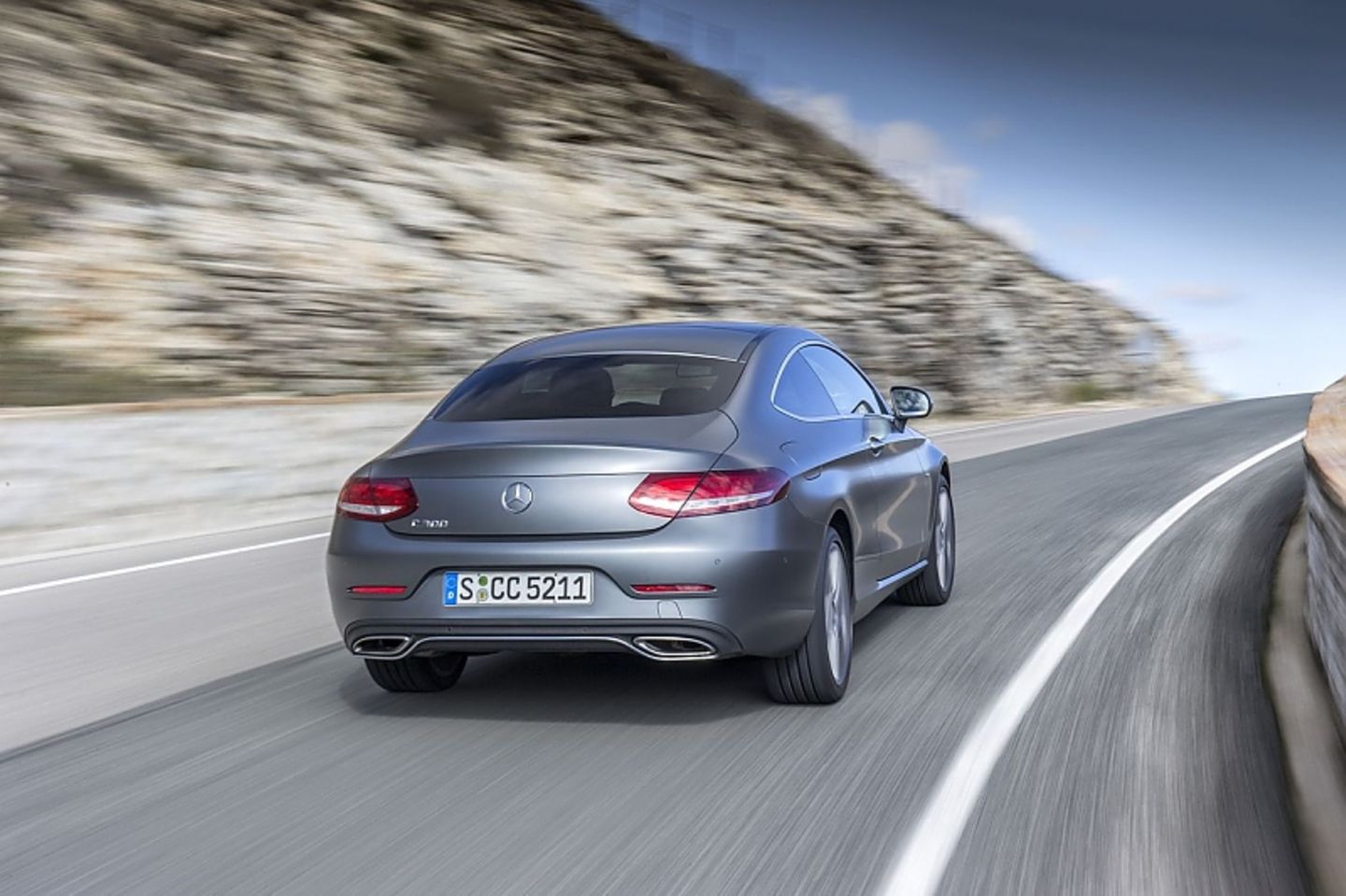 Die beiden Auspuffrohre gehören zum Erscheinungsbild des Mercedes