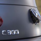 Der Eindruck täuscht, das ist die Rückfahrkamera - der Kofferraum lässt sich nur per Fernbedienung oder per Hebel aus dem Innenr