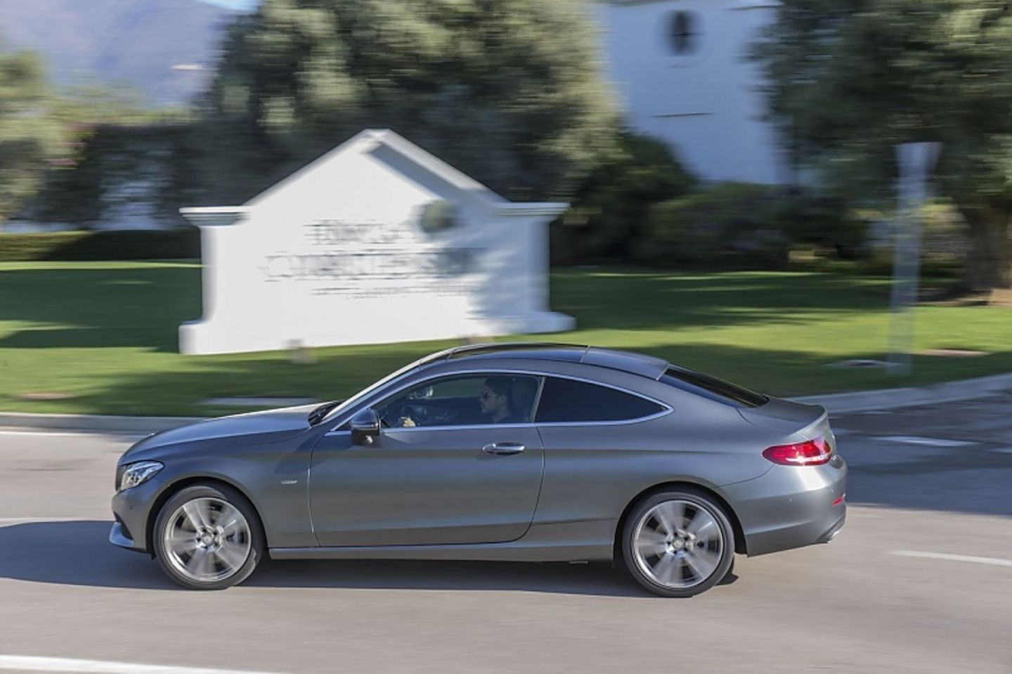 Nach sechs Sekunden erreicht Mercedes C 300 Coupé 100 km/h