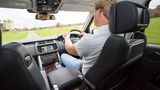 Redakteur Marcel Sommer im neuen Range Rover SV Autobiography.
