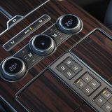 Die Schaltzentrale im Fond des Range Rover SV Autobiography.