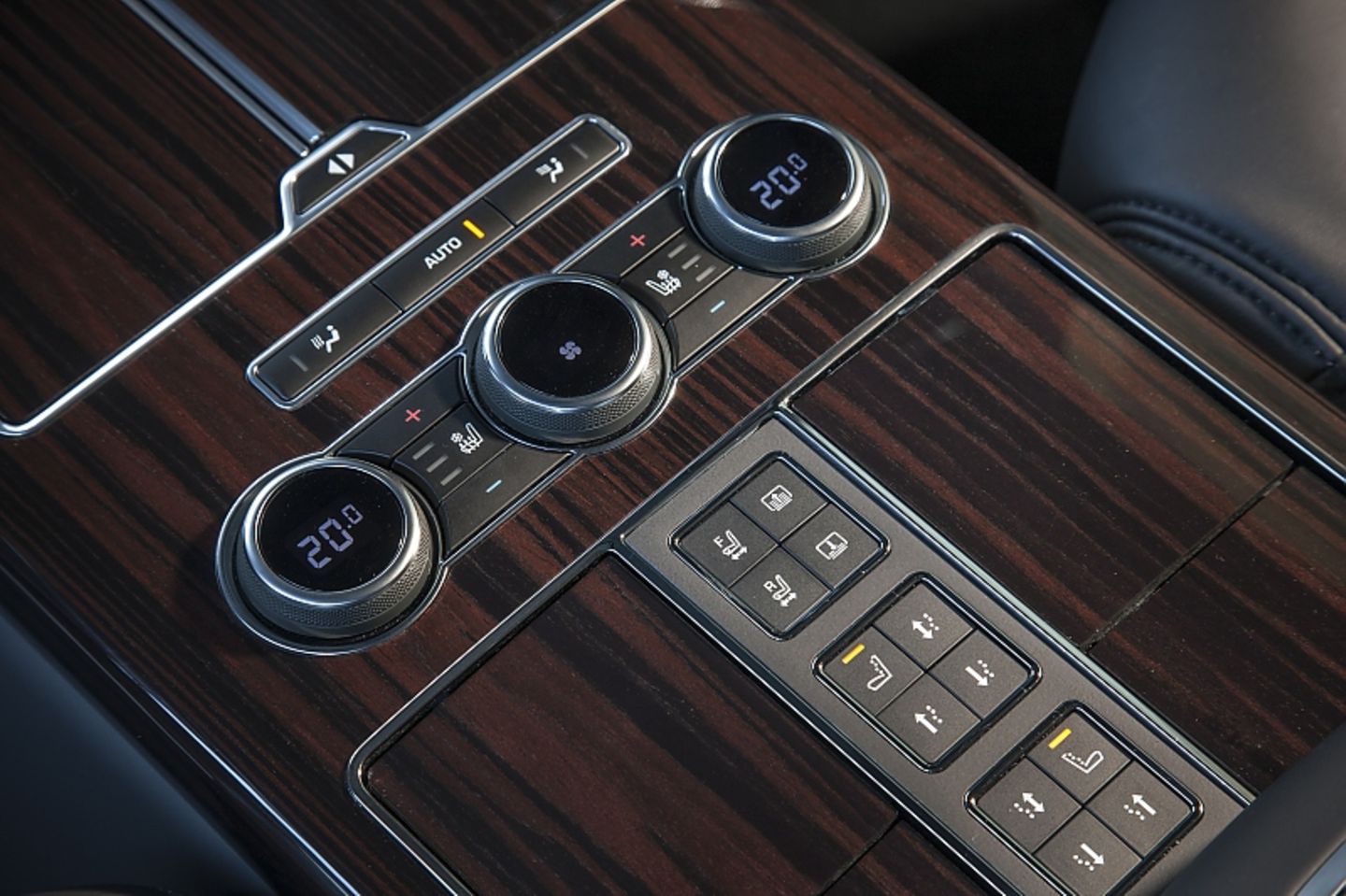 Die Schaltzentrale im Fond des Range Rover SV Autobiography.
