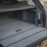 Selbst der Kofferraum ist edel.