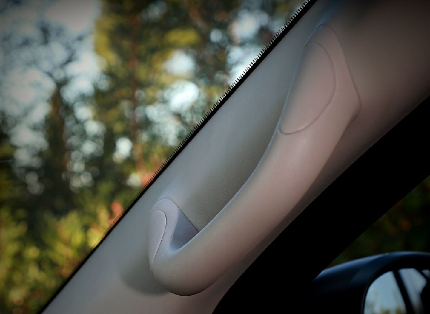 Ein robuster Handgriff an der A-Säule des Nissan NP300 Navara DoubleCab hilft beim Einstieg