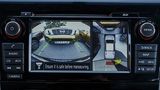 Der Bildschirm im Nissan NP300 Navara DoubleCab zeigt das Fhrzeug aus der imaginären Vogelpefrspektive