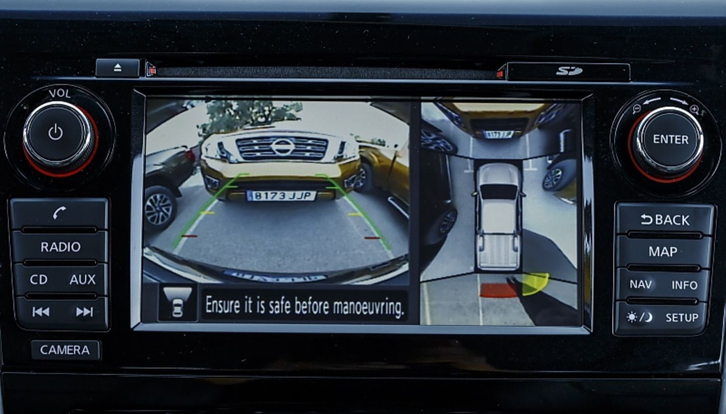 Der Bildschirm im Nissan NP300 Navara DoubleCab zeigt das Fhrzeug aus der imaginären Vogelpefrspektive