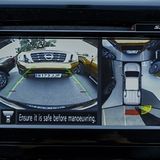 Der Bildschirm im Nissan NP300 Navara DoubleCab zeigt das Fhrzeug aus der imaginären Vogelpefrspektive