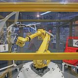 Der einarmige Roboter lässt sich von den Besuchern programmieren.