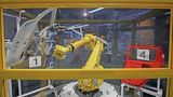Der einarmige Roboter lässt sich von den Besuchern programmieren.