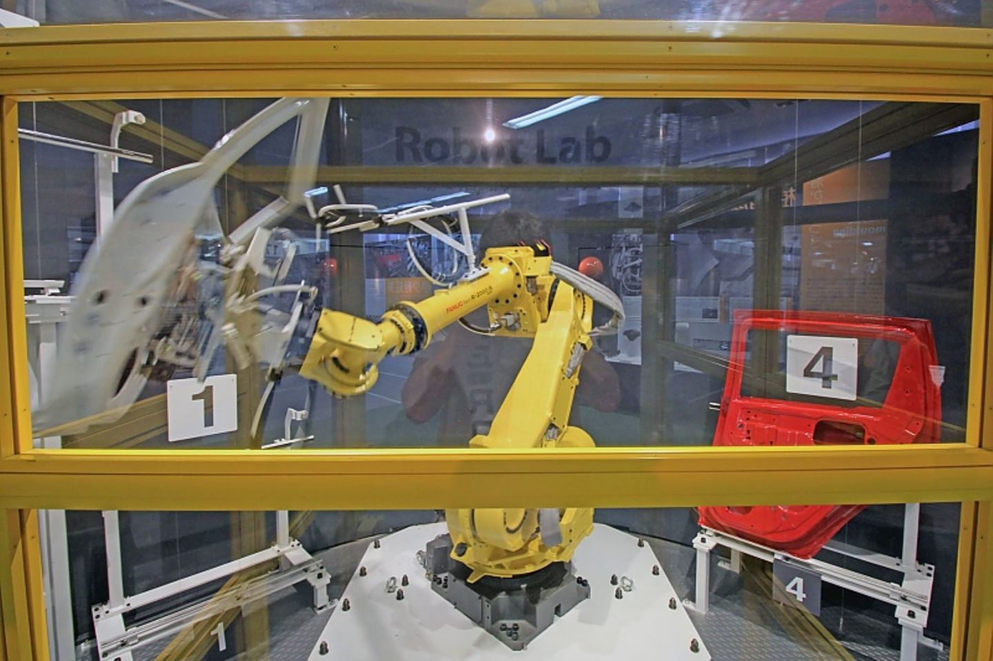 Der einarmige Roboter lässt sich von den Besuchern programmieren.